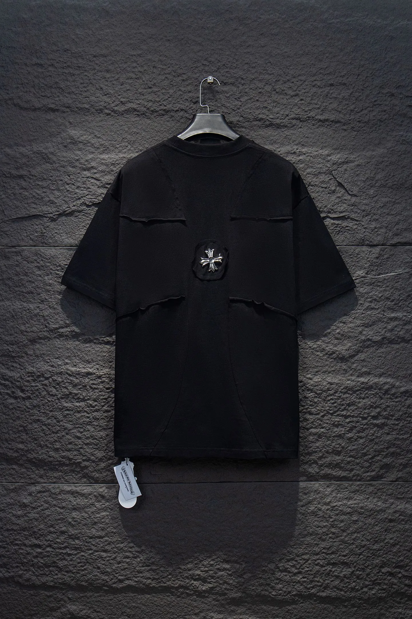 P170 Chrome hearts 25FW This year's popular Chrome heart style is too 🉑️. The imported leather label on the front chest is made of ZP material. 1:1 restoration makes it easy to touch. It has great resistance and is different from the market's very smooth feel. The letters are machine embroidered with leather material after adjusting according to the original details. The thickness is moderate. The hardware is imported. The back panel is spliced and patched. It is time-consuming and laborious and greatly increases the difficulty of clothing. The back panel is specially imported machine embroidery. The hardware is added with handcrafts and the cost is extremely high. Made of 32-count double yarn and 260-gram weight fabric, it is super comfortable. It is very comfortable and soft to wear in spring and summer. You will not feel stuffy. It is very comfortable to wear and absorbs sweat, so it is more suitable to wear. It can be used as a base in spring and can be worn casually on the street. The color is eye-catching 👍 The simple version is full of fashion and very comfortable to wear. It is well-designed and refuses to be monotonous and vulgar. It does not make ordinary styles. Modern elements and design sense come to the face, giving the piece of clothing a unique fashion color~ Color: White Black Size Chart: S M L XL